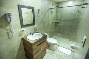 Regadera, amenidades de baño gratuitas, toallas