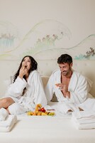 Luxus stúdió lakosztály | Egyiptomi pamut ágynemű, prémium ágynemű, memóriahabos ágy és minibár