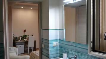 ArtĂculos de tocador ecolĂłgicos, secador de pelo, pantuflas, bidet