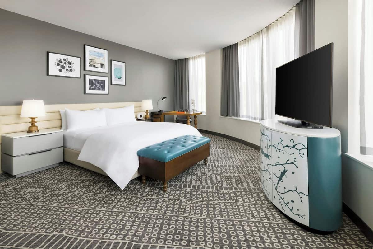 Room, 1 King Bed, Corner | Frette Italian sheets, premium bedding, pillowtop beds, minibar