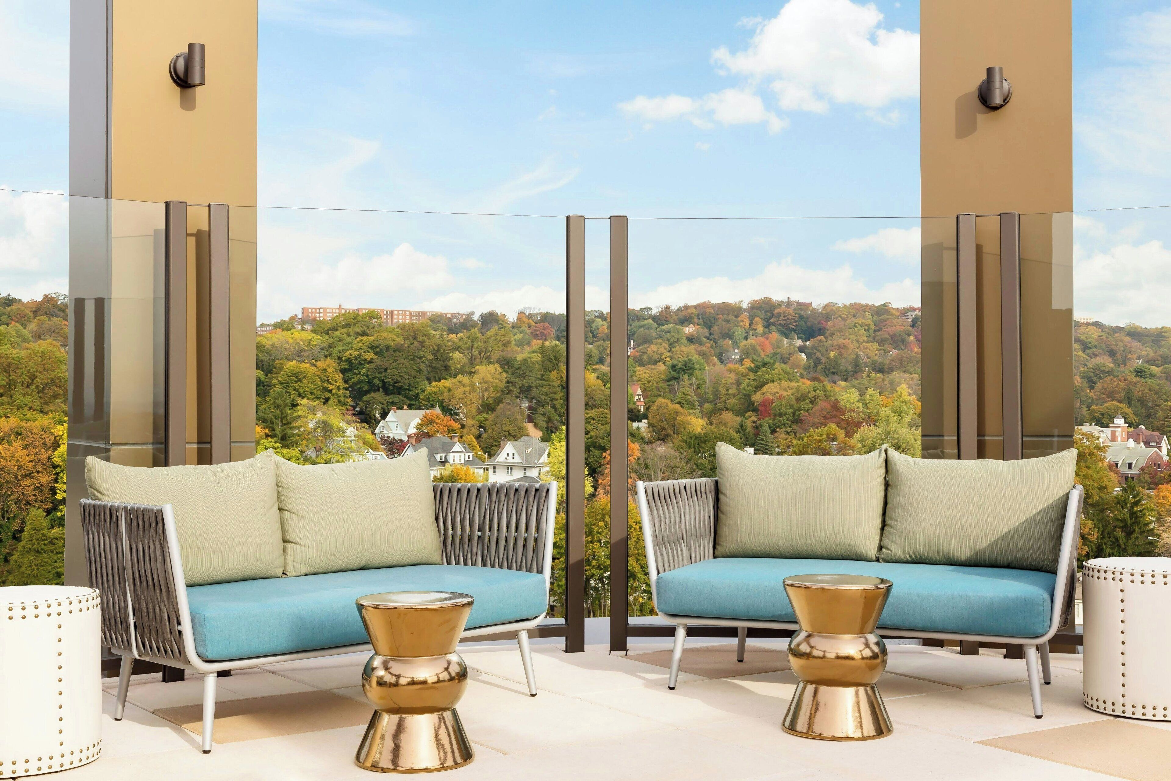 2 bars/lounges, rooftop bar