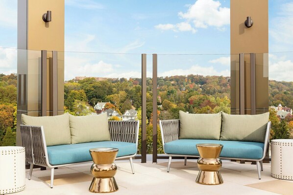 2 من البارات/الاستراحات، بار على السطح