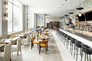 تقديم الإفطار والغداء والعشاء