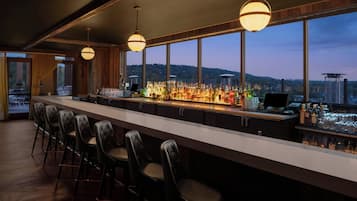 2 quầy bar/khu lounge, bar ở tầng thượng