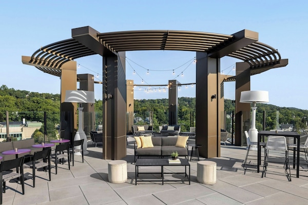 Phục vụ bữa sáng, bữa trưa và bữa tối