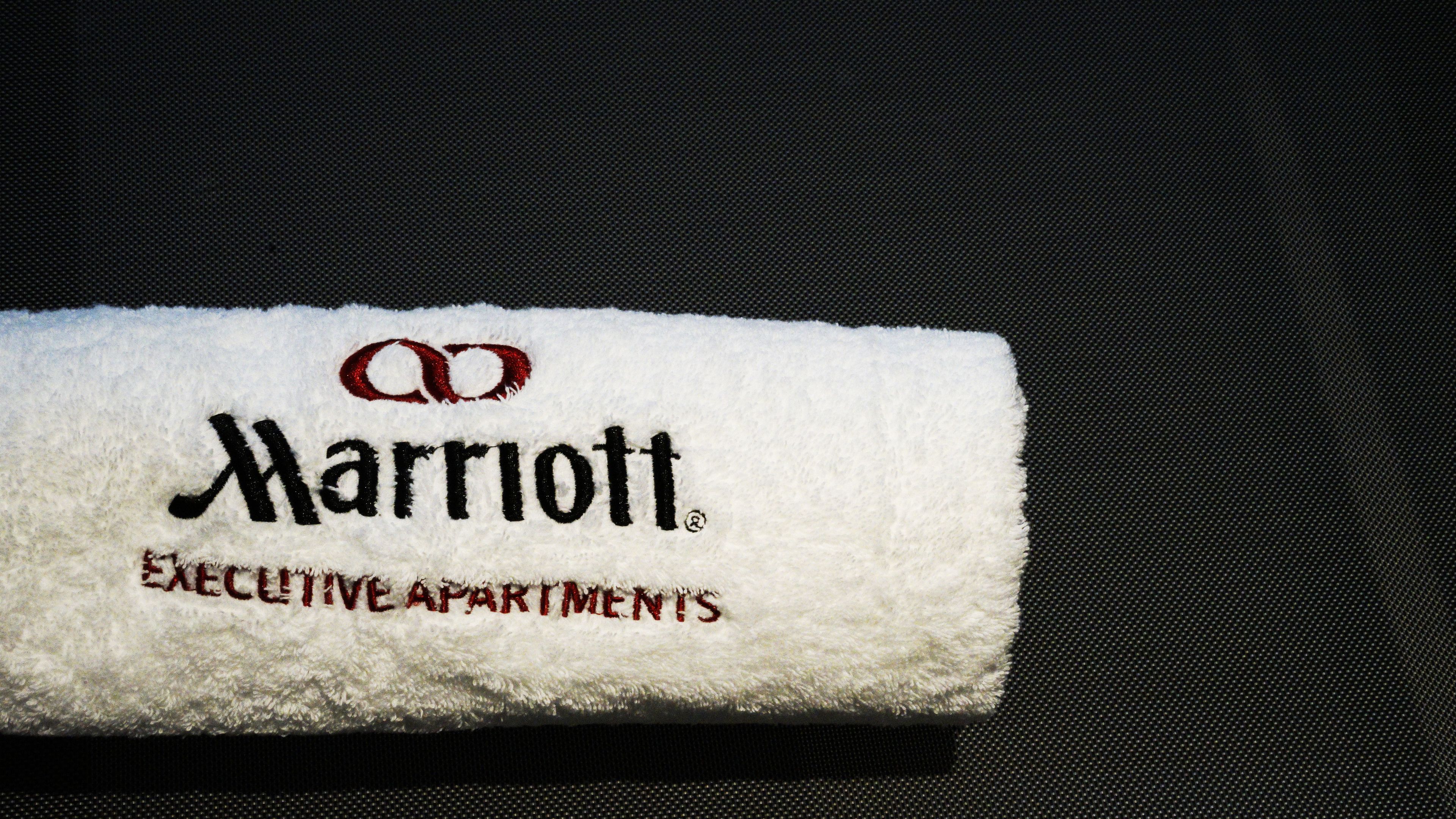 Una etiqueta blanca con el logotipo de Marriott y el texto 'Executive Apartments'.