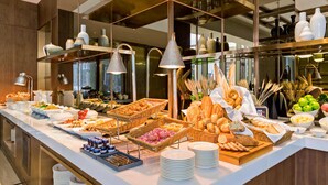 Buffet com diversos alimentos e design de interiores moderno.