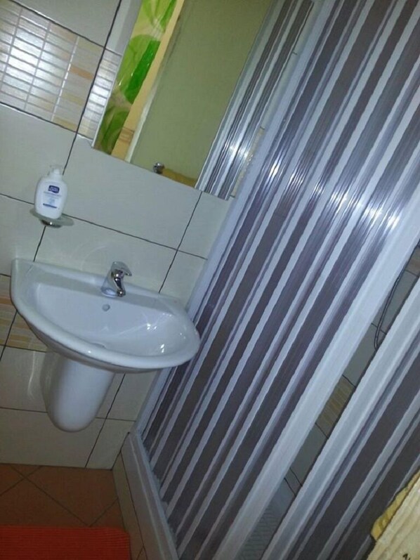 Eenvoudige tweepersoonskamer, privébadkamer | Badkamer | Een douche, gratis toiletartikelen, een haardroger, een bidet