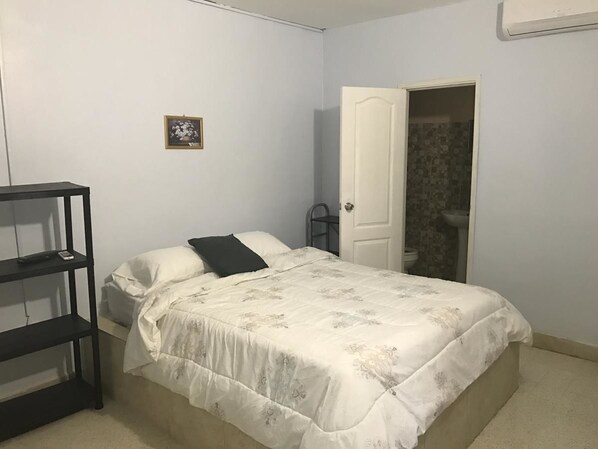 Habitación económica, 1 cama Queen size, para no fumadores | Wifi gratis y ropa de cama 