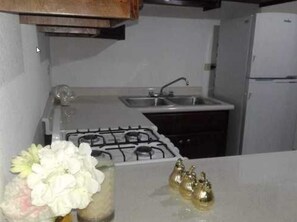 Refrigerador, microondas, horno y utensilios de cocina 