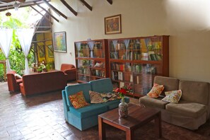 Lobby sitting area - La Patarashca Hotel (Tarapoto)