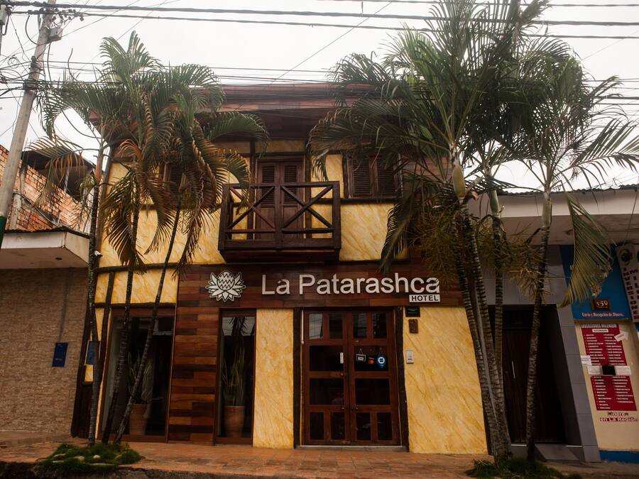 Hotel La Patarashca con facciata tradizionale, porte in legno e insegna.