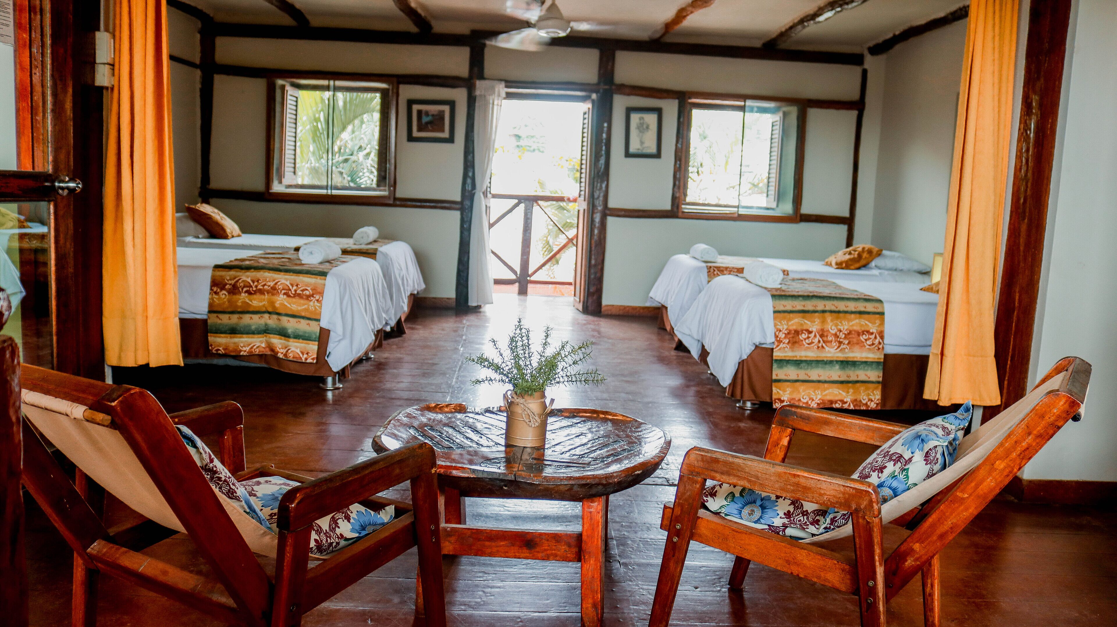 quadruple room (fan) | desk, free wifi, bed sheets