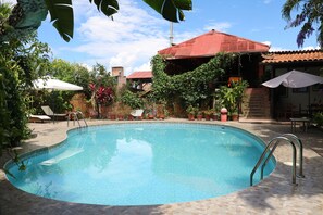 Outdoor pool, pool loungers - La Patarashca Hotel (Tarapoto)