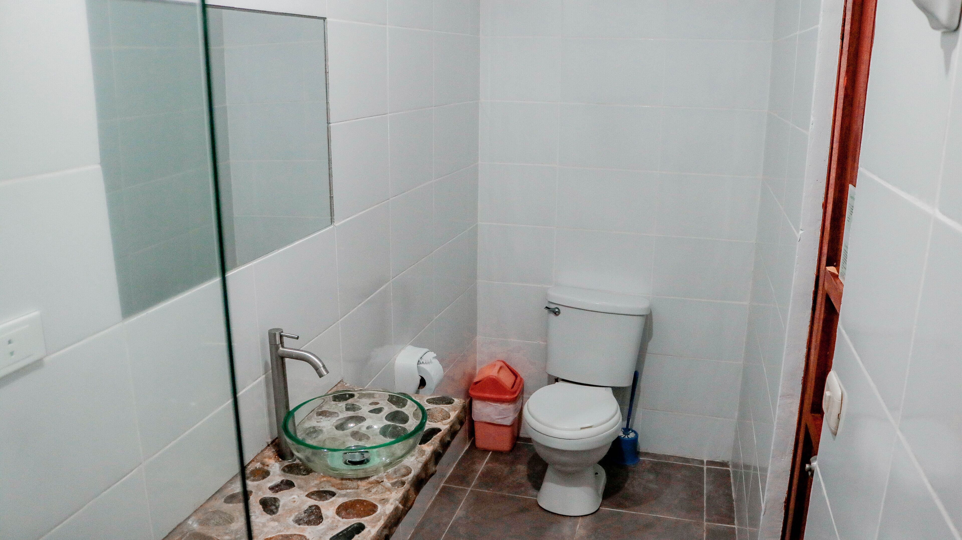 shower, free toiletries, towels