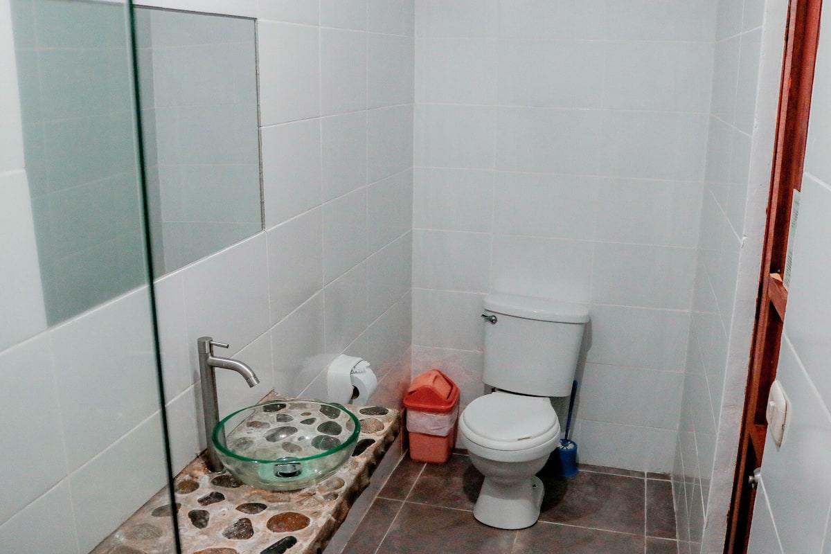 shower, free toiletries, towels
