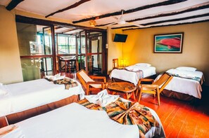 Quadruple Room (fan) | Desk, free WiFi, bed sheets - La Patarashca Hotel (Tarapoto)