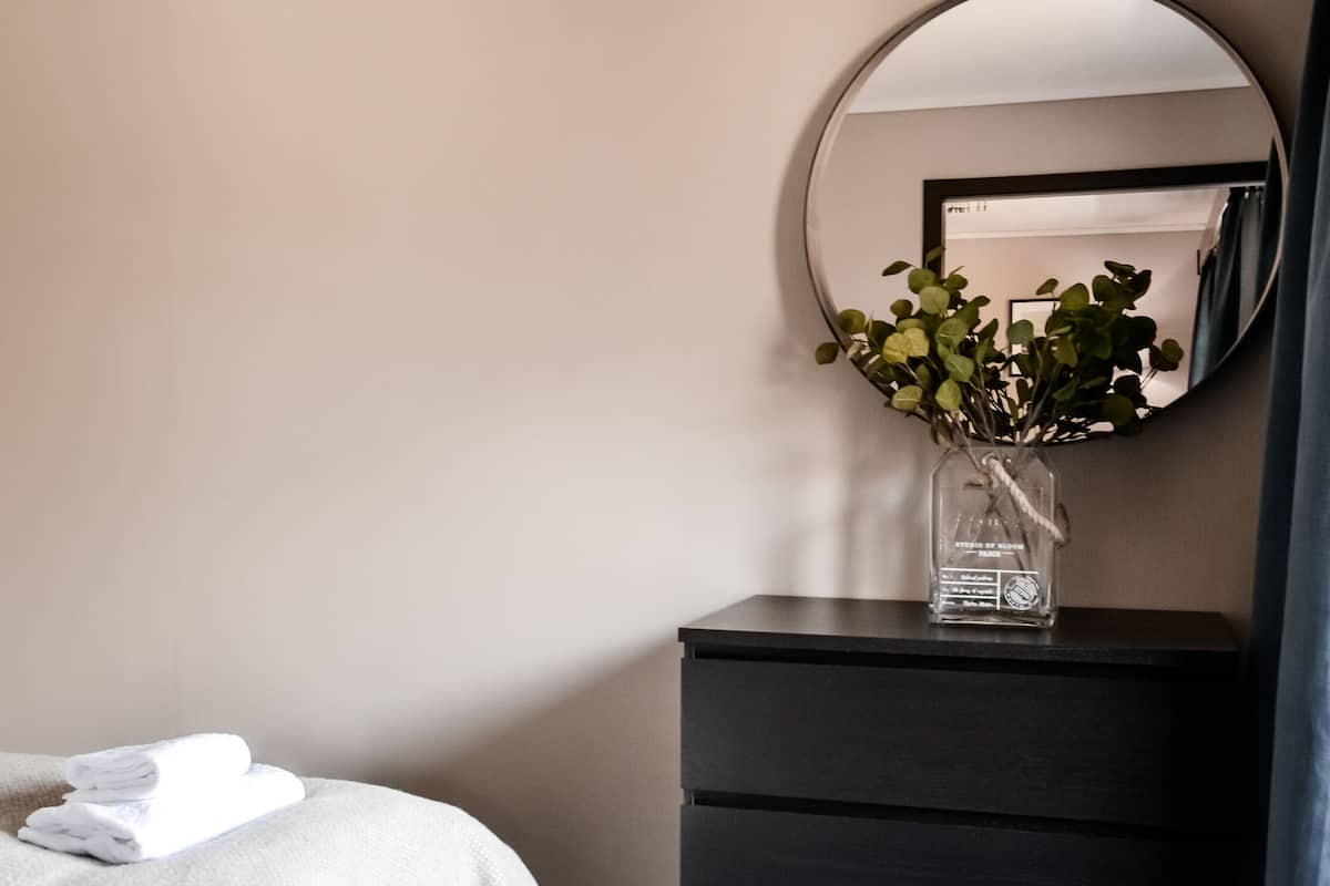 Cortinas blackout, tabla de planchar con plancha, cunas y wifi gratis