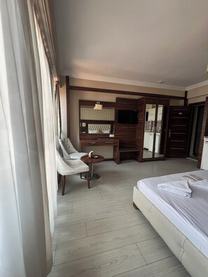 1 bedroom, premium bedding, in-room safe, desk