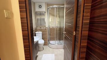 Douche, douche à « effet pluie », sèche-cheveux, chaussons