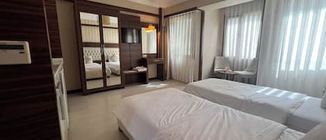 1 bedroom, premium bedding, in-room safe, desk
