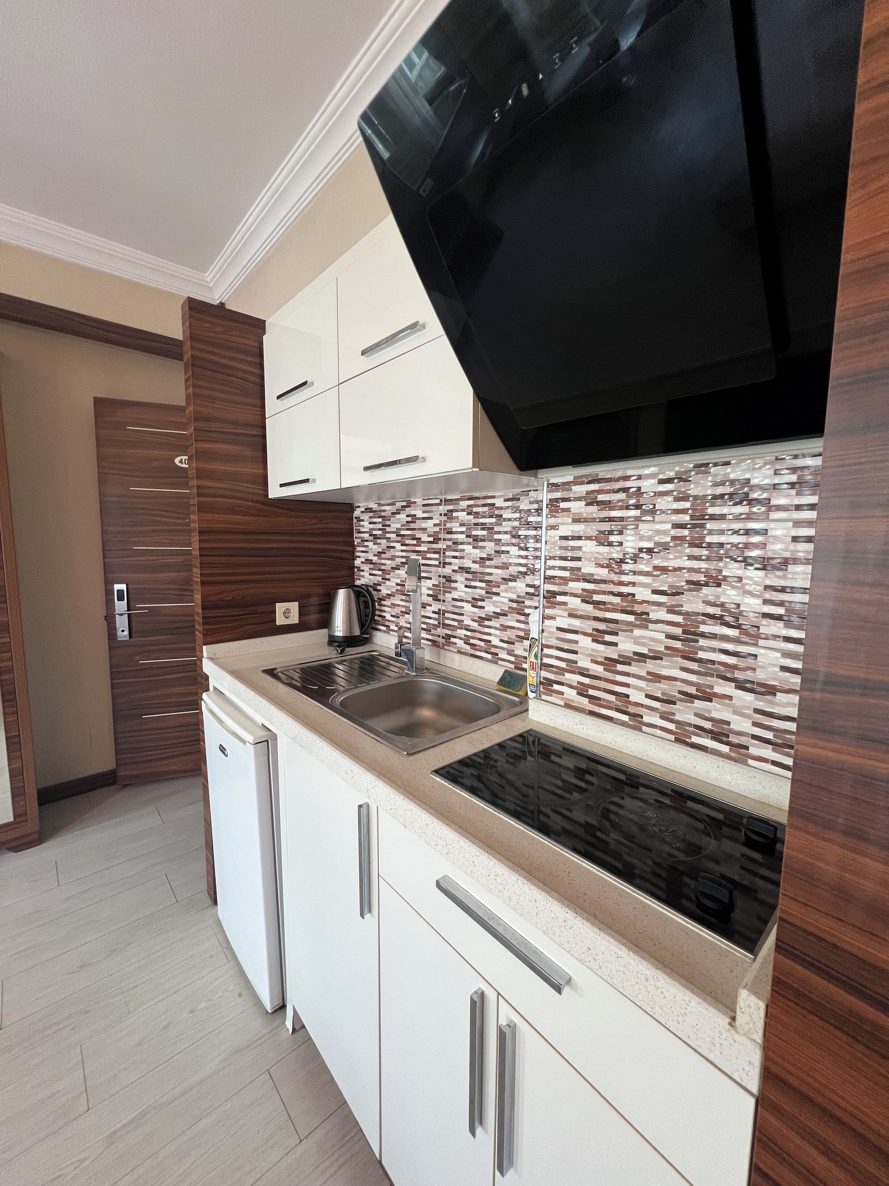 Geladeira, cooktop, chaleira elétrica, chapa