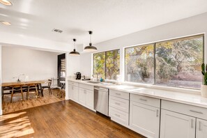 Fridge, microwave, oven, stovetop - Newly Remodeled Home With King Size Bedroom - 3 Miles From The Strip (Las Vegas)