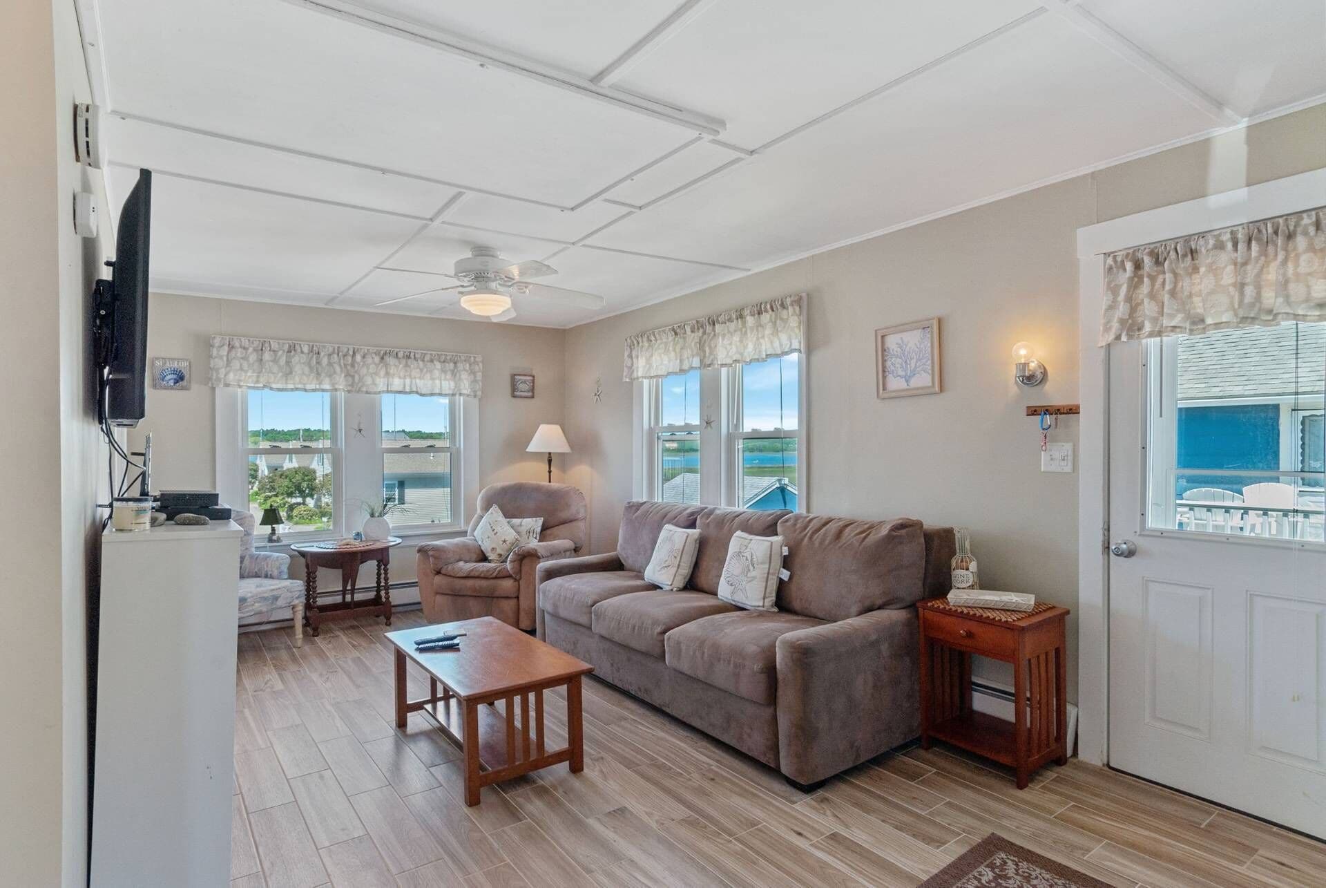 平面電視、DVD 播放機、書籍