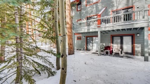 A two-story building with a balcony and a covered patio area. - Pinecreek #F - 3 BR: Close to Town- Shuttle to Slopes- Pool & Hot Tub Access (Breckenridge)