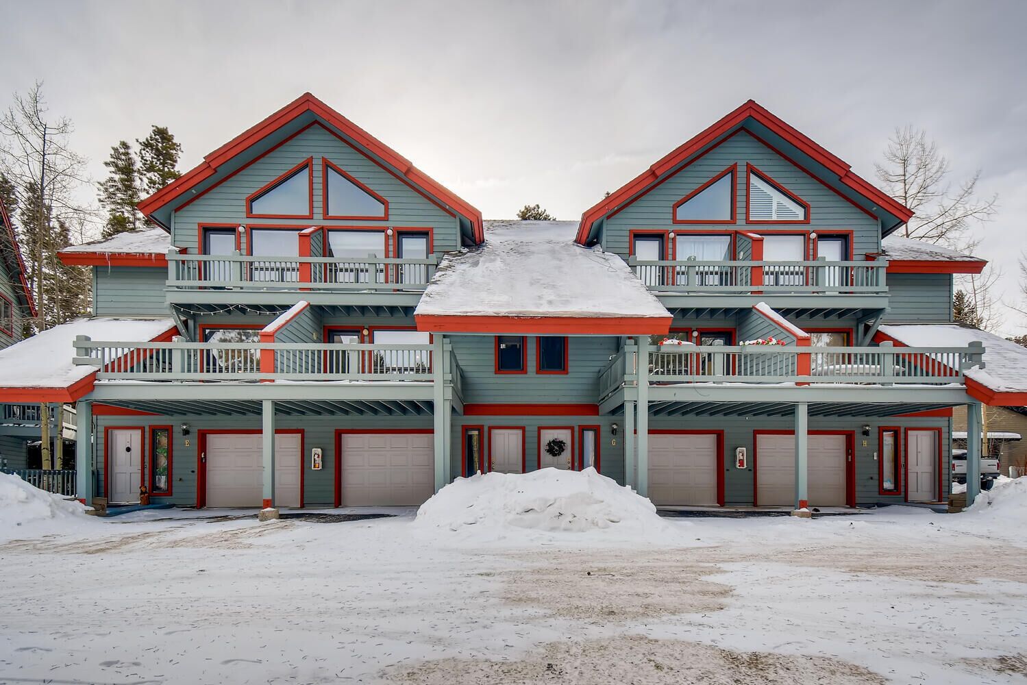 Pinecreek #F - 3 BR: Close to Town- Shuttle to Slopes- Pool & Hot Tub Access