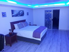 1 slaapkamer, een kluis op de kamer, een strijkplank/strijkijzer