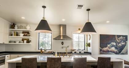 The Sage Farmhouse- A modern farmhouse on 27 acres just 25 mins from Round Top