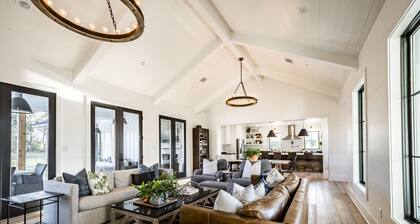 The Sage Farmhouse- A modern farmhouse on 27 acres just 25 mins from Round Top