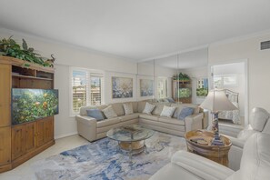 Smart-TV, Tischfußball, Tischtennisplatte