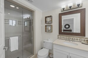 Douche, séchoir à cheveux, serviettes fournies