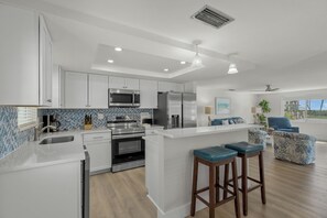 Køleskab, mikrobølgeovn, ovn, kogeplade