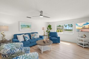 Smart-tv, bordsfotboll och ett bordtennisbord