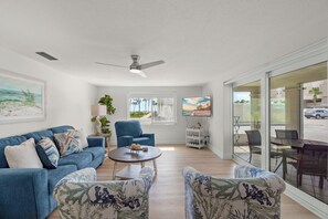 Smart-tv, bordsfotboll och ett bordtennisbord