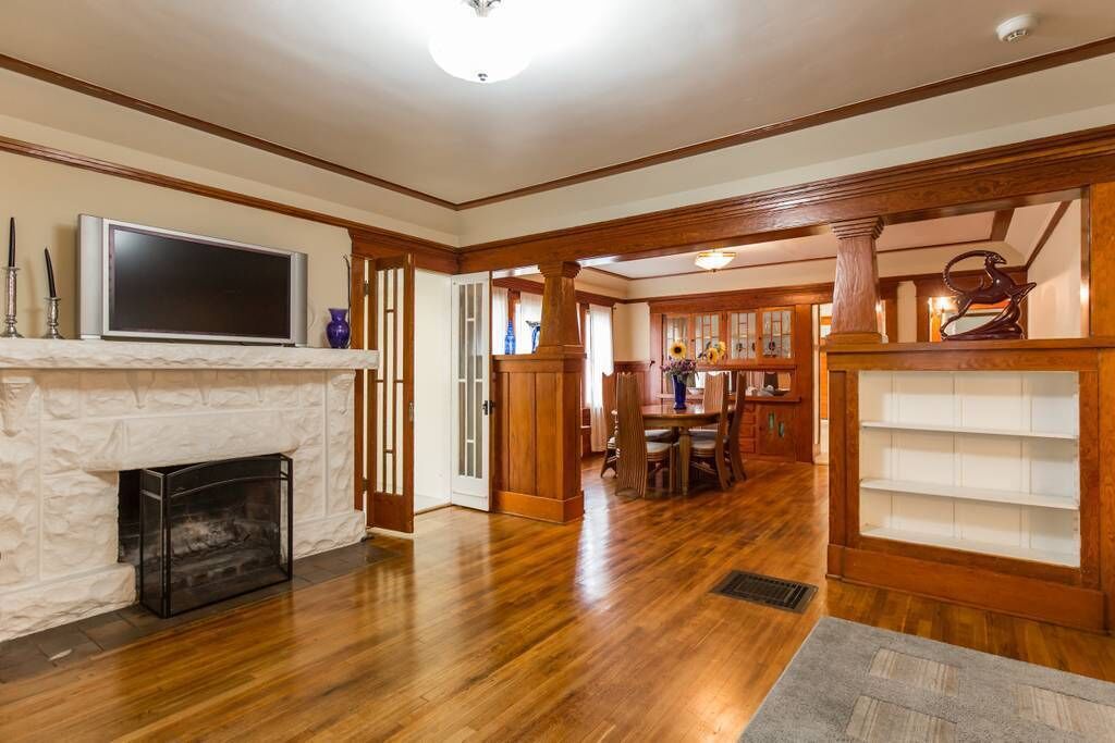 Een flatscreentelevisie en een open haard