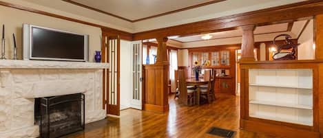 Een flatscreentelevisie en een open haard