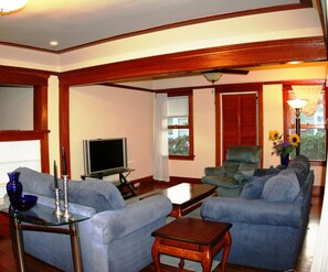 TV a schermo piatto, caminetto