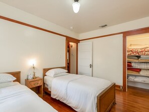 4 camere, una cassaforte in camera, una scrivania, ferro/asse da stiro