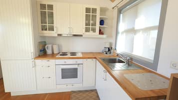 Fridge, oven, stovetop, coffee/tea maker
