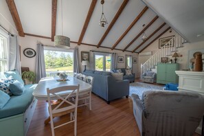 Smart TV, fireplace, DVD player, books - Berkshire's Best~On the Water~Mt. Views, Museums, Paddling, Hiking, Relaxing (North Adams)