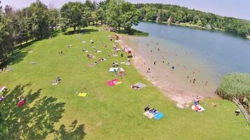 Beach nearby, sun-loungers, beach towels