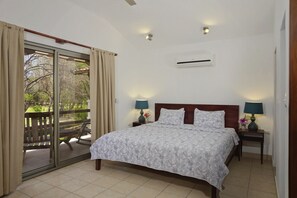 2 bedrooms, travel cot, free WiFi, bed sheets
