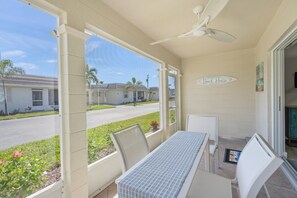 Outdoor dining - Island House Beach Resort V28 (Siesta Key)
