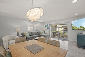 Living area - Island House Beach Resort V28 (Siesta Key)