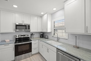 Fridge, microwave, coffee/tea maker, toaster - Island House Beach Resort V28 (Siesta Key)
