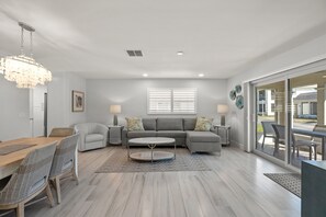 Living area - Island House Beach Resort V28 (Siesta Key)